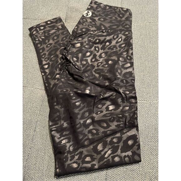 ACBikinis NWT Glossy Cheetah Print Butt Scrunch Leggings in Black Size Small - Picture 4 of 8